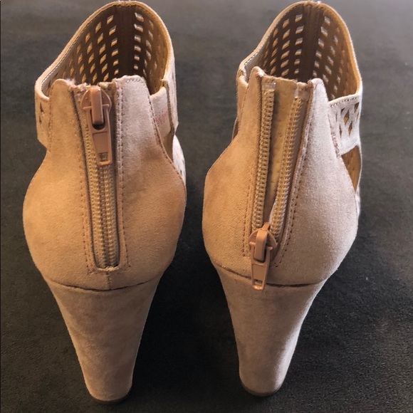 Women’s Chinese Laundry wedges - Picture 3 of 5